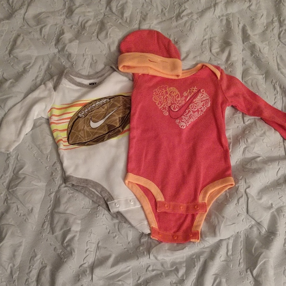 Nike Long Sleeve Onesies 0-6m